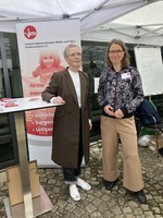 Dr. Petra Bahr (BMBFSFJ) und Miriam Hoheisel (VAMV) VAMV beim Tag der offenen Tür des Familienministeriums